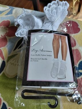 New NIB Leg Avenue diem white lace top nylon bobby socks